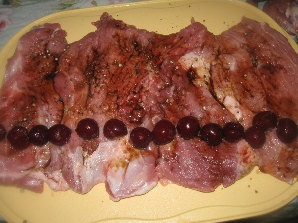 Мясо обильно поливаем соевым соусом, посыпаем перцем ( у меня смесь перцев) и выкладываем вишню без... - 2