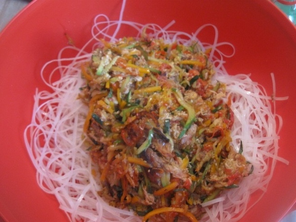 Выкладываем овощи с мясом к лапше и аккуратно их перемешиваем