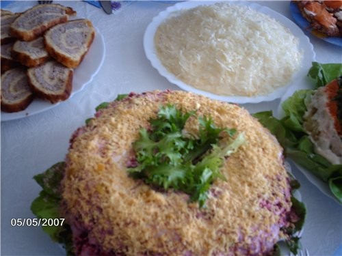 любимый салатик моего мужа "Селёдка по джазовому" яично-мясной рулетик,очень вкусный