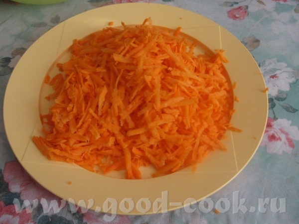 Пока рыба маринуется, чистим морковь и лук - 3