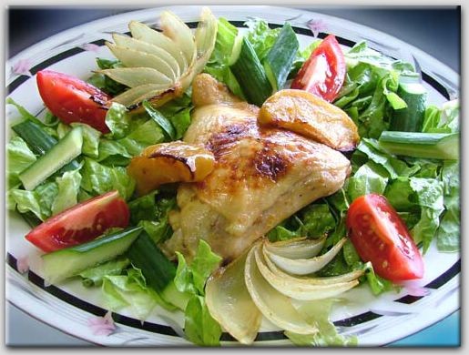 курица с луком и яблоками