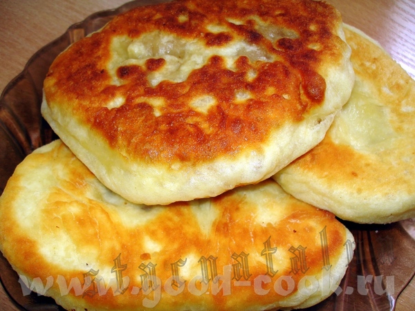 ЖАРЕНЫЕ ПИРОЖКИ С КАРТОШКОЙ И С КАПУСТОЙ Вот эти с капустой, я жарила, а мои еще горячими со сковор...