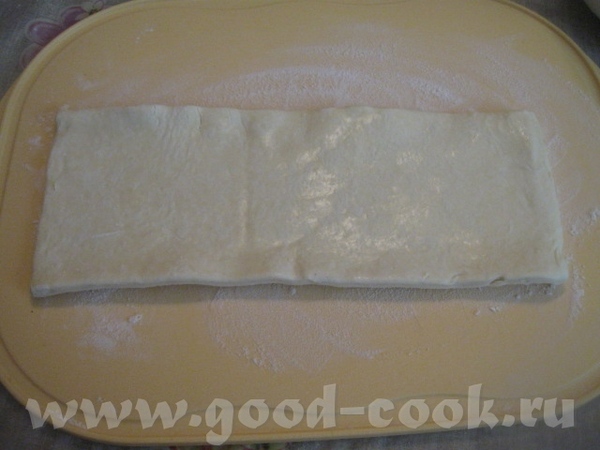 Готовое слоеное тесто слегка раскатываем (если слой толстый) и вырезаем заготовки для тарталеток