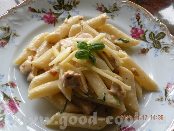 ПЕННЕ С КУРИЦЕЙ В СЛИВОЧНОМ СОУСЕ Грудинку курицы режим на мелкие кусочки, лук тоже режим на мелкие...