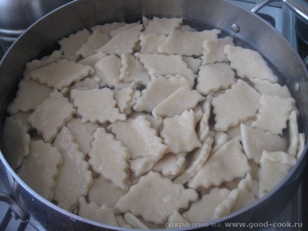 Отвариваем нарезанное тесто, как обычные вареники, в подсоленной воде и вынимаем в чашу (миску), при помощи Добавляем...