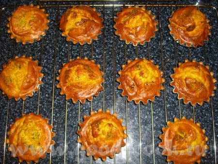 Маффины с хурмой и изюмом