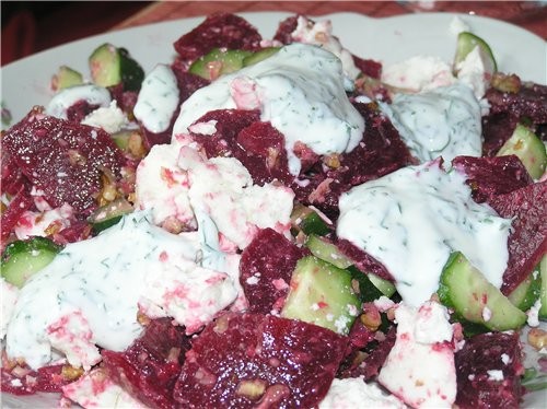 Салат из вареной свеклы (с овечьей брынзой и орехами)