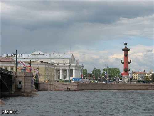 А это мы с вами подходим к Дворцовому мосту , чтобы перейти на Васильевский остров