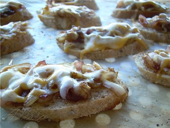 Крут с луком конфи, красным перцем и сыром