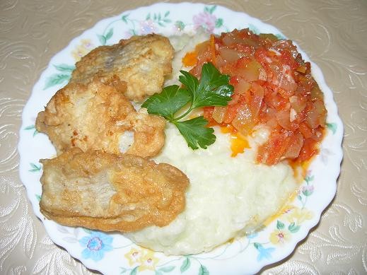 А вот и мой скромный ужин, картофельное пюре с рыбкой в кляре и салат из кабачков