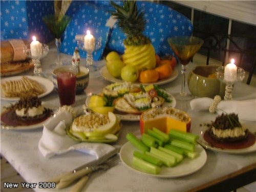 Центром стола было блюдо, название которого я не знаю, как перевести, ну пусть будет ПРИНАРЯЖЕННЫЙ...