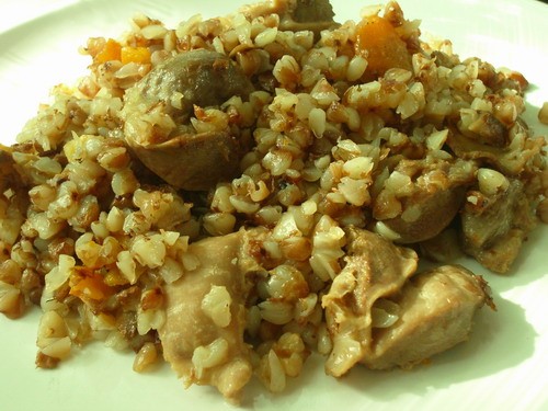 ГРЕЧКА С КУРИНЫМИ ЖЕЛУДОЧКАМИ 0,5 кг куриных желудков 1 морковь 1 луковица 3 стакана гречневой круп...