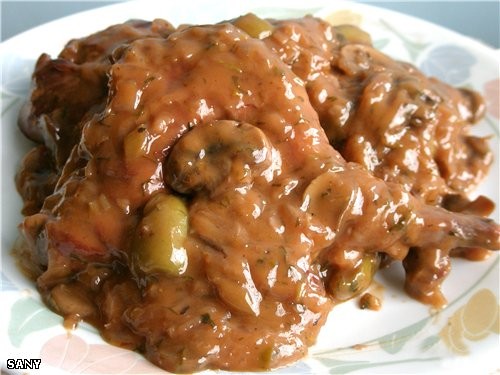 КРОЛИК В ВИННОМ СОУСЕ С ОЛИВКАМИ И ШАМПИНЬОНАМИ Кролик (порционные куски) 2 средних луковицы 1 стеб...