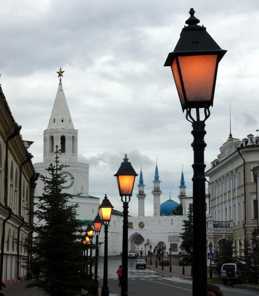 Уже нсеколько часов ищу извилистую улочку города с каменной кладкой, архитектурой и фонарями - 4