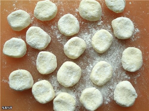 Затем руками припорошенными мукой делаем из каждого кусочка вот такие круглешки