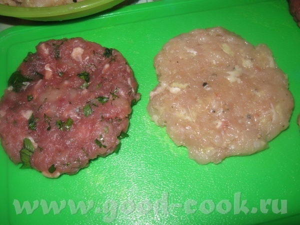 В куриный фарш добавляем чеснок (по вкусу) соль и перец, в фарш из телятины – соль, перец , зелень... - 4