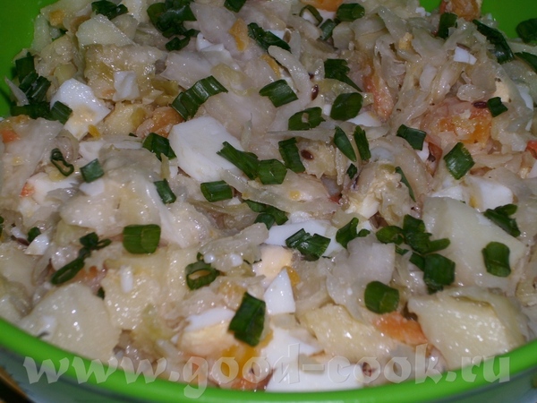 Салат простой с квашенной капустой, яичком и картофелем Отварной картофель нарезать кусочками, каки...