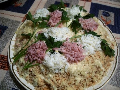 Салат Крекерный Крекеры банка консервы (я брала сайру в масле) зеленый лук, укроп яйца вареные сыр...