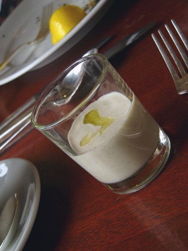 тартар из тунца с лаймом и лемонграссом (лимонное сорго, плюс травка, плюс чуть имбиря) были еще су... - 3