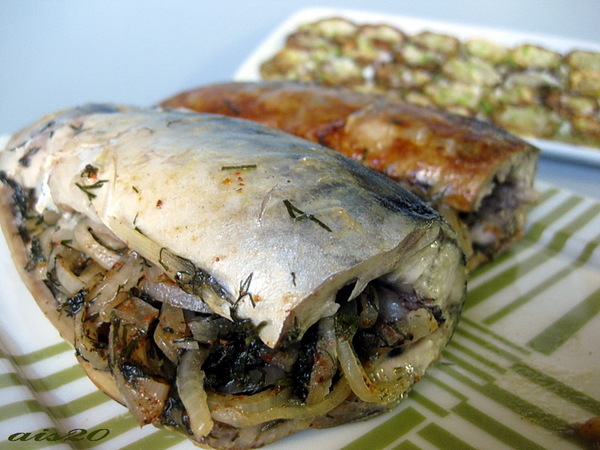 СКУМБРИЯ С ЛУКОМ И УКРОПОМ