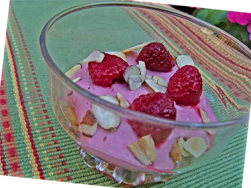 Маскарпоне с малиной и печеньем