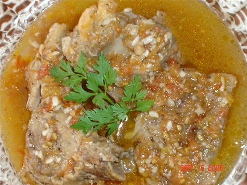 А позавчера приготовила очень нежное мясо, Тушеная баранина с чесноком и помидорами
