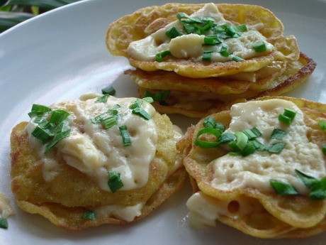 ОЛАДЬИ ИЗ КУКУРУЗНОЙ МУКИ С ГОРЯЧИМ СЫРОМ