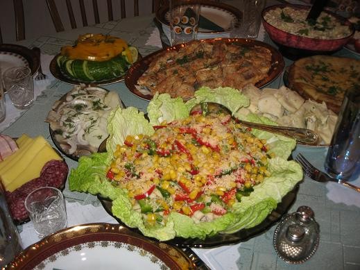 Салатик из кальмаров, яблочек, кукурузы и болгарского перчика: