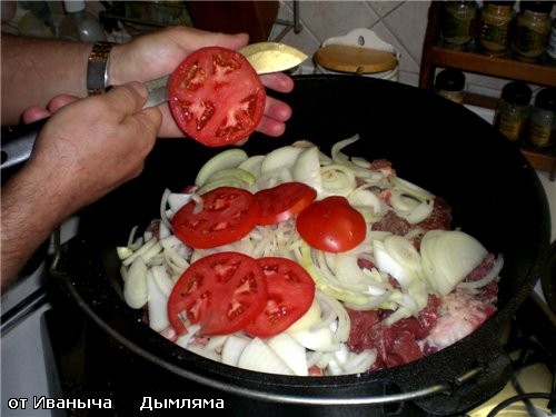 Потом берём пару БОЛЬШИХ и ОЧЕНЬ СПЕЛЫХ помидор