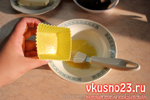 смазываем маслом формочки