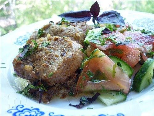 Девочки, напитками вы уже напились, теперь угощайтесь очень вкусным мяском