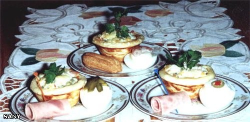 А вот и наш скромненький ужин: тарталетки с оливье,эклеры с креветочной начинкой,фаршированные яйца...