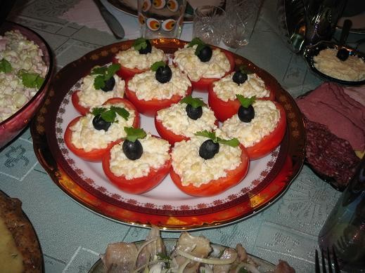 Фаршированные помидоры (в качестве фарша использовала салат из мяса криля):