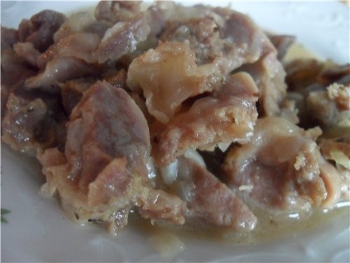 Жареные куриные желудки с луком и соевым соусом