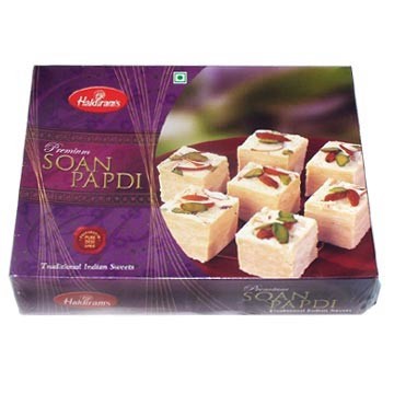 Они продаются в фирменных магазинах Haldiram&#39;s, их по всему Дели очень много, я не знаю насчет...
