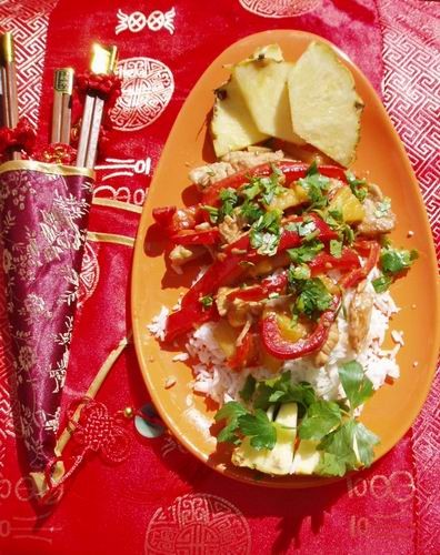 Люблю готовить с ананасом,делаю такой томатный соус с мяском и кусочками ананаса,mmm