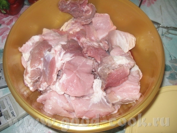 Мясо и лук нарезаем кусочками и пропускаем через мою новую мясорубку))) Фарш пока поместим в холоди...