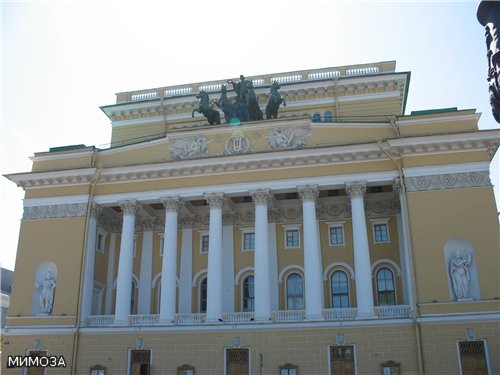 Оборачиваемся назад - и перед нами главный фасад Александринского театра