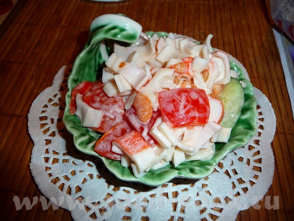 Салат с крабовыми палочками и помидорами