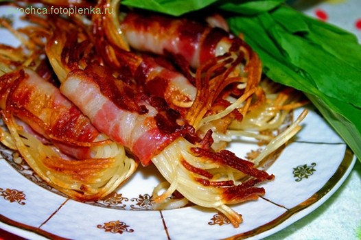 Макаронные усы с беконом
