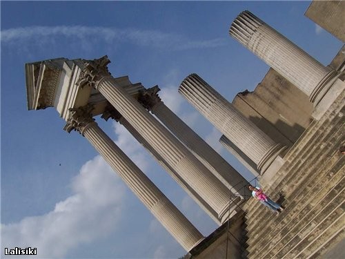 Вот так выглядят остатки римского храма ( после реставрации )