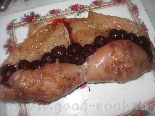 Сворачиваем немного мясо, чтобы закрыть вишню, затем выкладываем следующий ряд вишни - 2