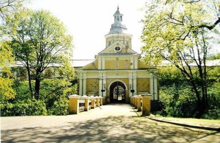 А в 30ти км от Мира в городе Несвиж находится дворец Радзивиллов, там целый комплекс с дворцом, пар...