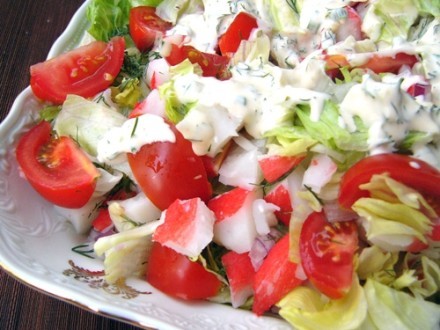 А если нет крабов и креветок, то этот салат очень вкусен и с имитацией крабового мяса (крабовыми па...