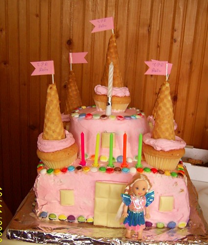 Делала вчера такой торт на 6-летие дочки моей подруги: