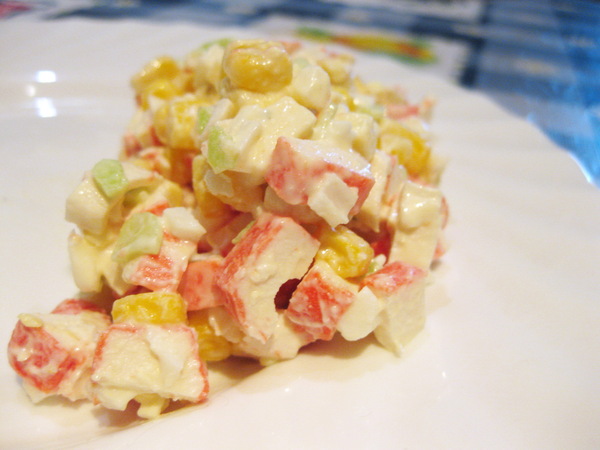 Салат с крабовыми палочками и плавленными сырками
