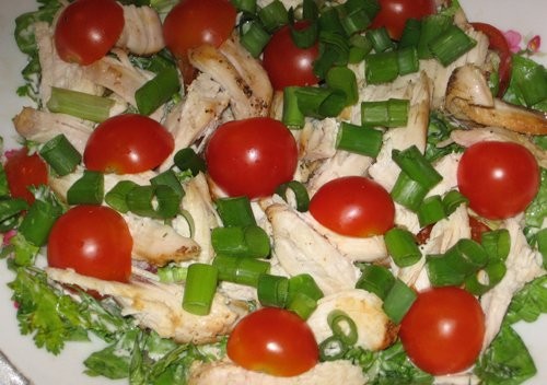 Салат "Аморе" половина куриной грудинки хаса (листья зеленого салата) петрушка, укроп, кинза помидо...