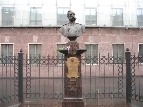 Следующим зданием на улице Ломоносова, привлекшим мое внимание - я его сама видела впервые - было н... - 3