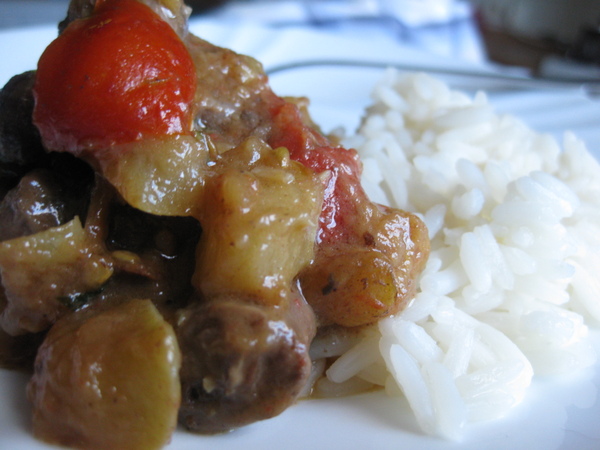 Куриные сердечки с кабачками и базиликом