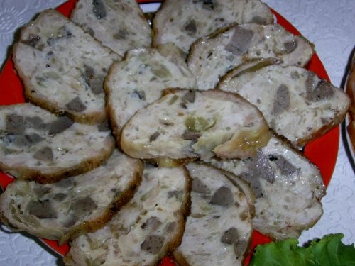 Еще было мясное ассорти и КУРИНЫЙ РУЛЕТ А на горячее КУРИЦА С АНАНАСАМИ